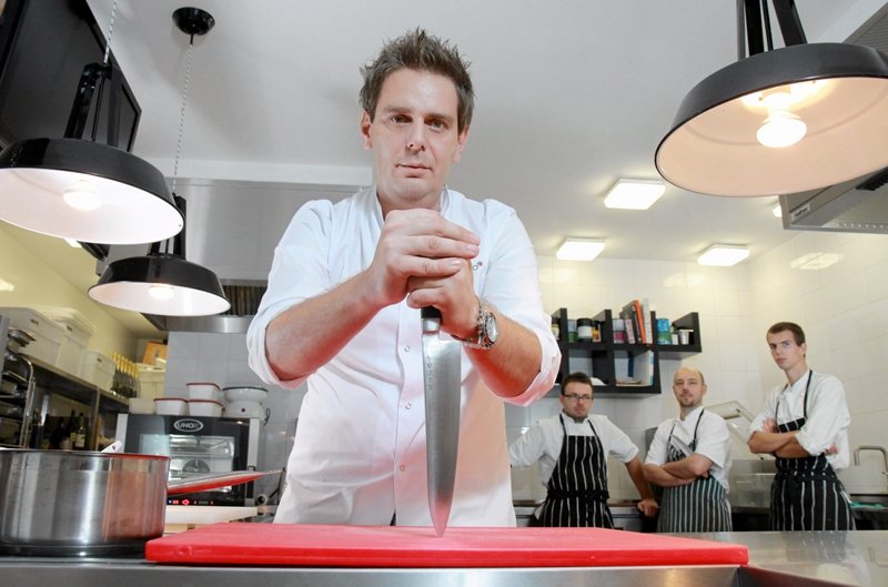 Wojciech Modest Amaro w swojej restauracji