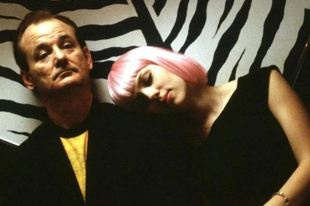 Podstarzały aktor i młoda dziewczyna nawiązują romans. W rolach głównych: Bill Murray i Scarlett Johanson.