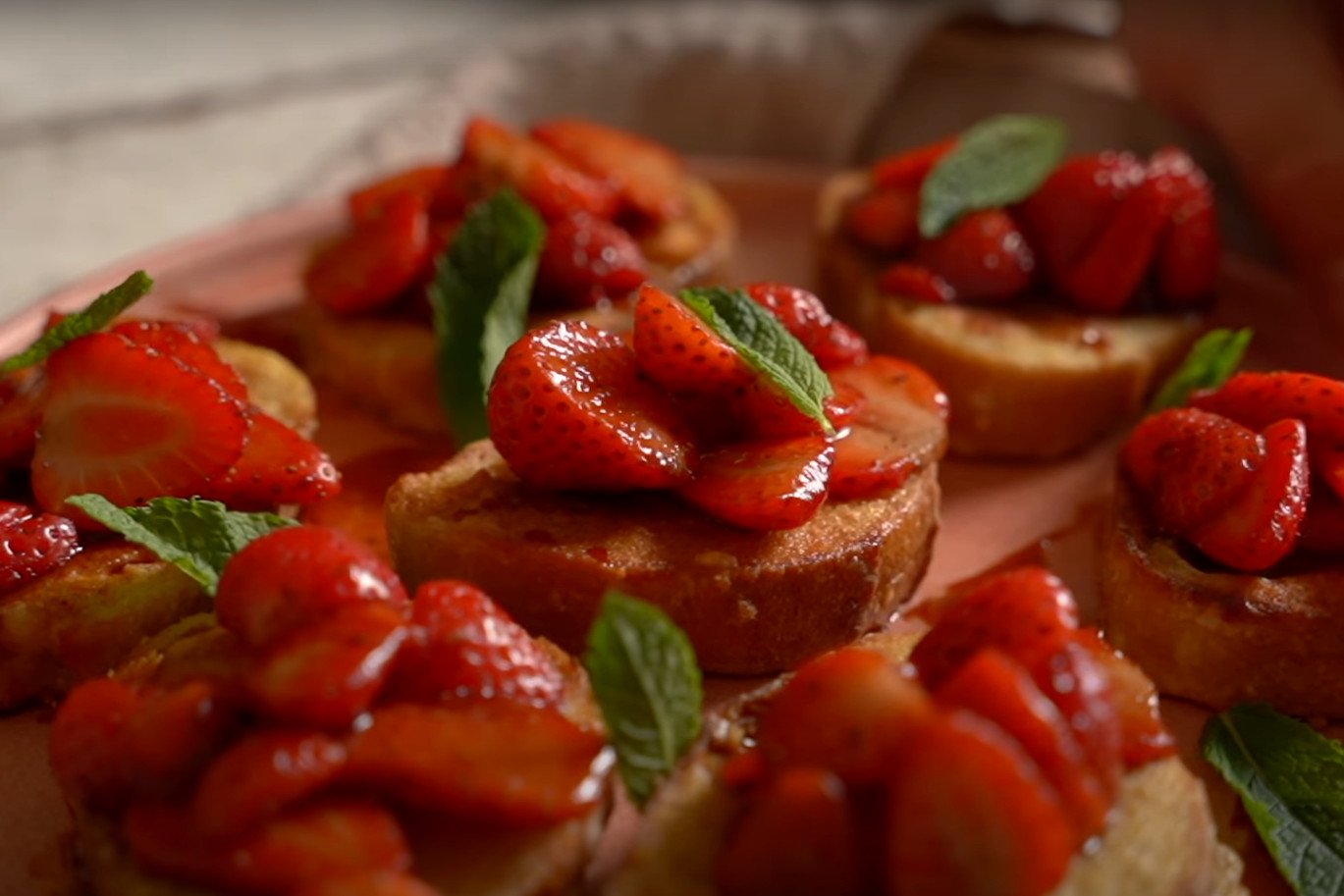 wegańskie tosty francuskie z truskawkami w balsamico