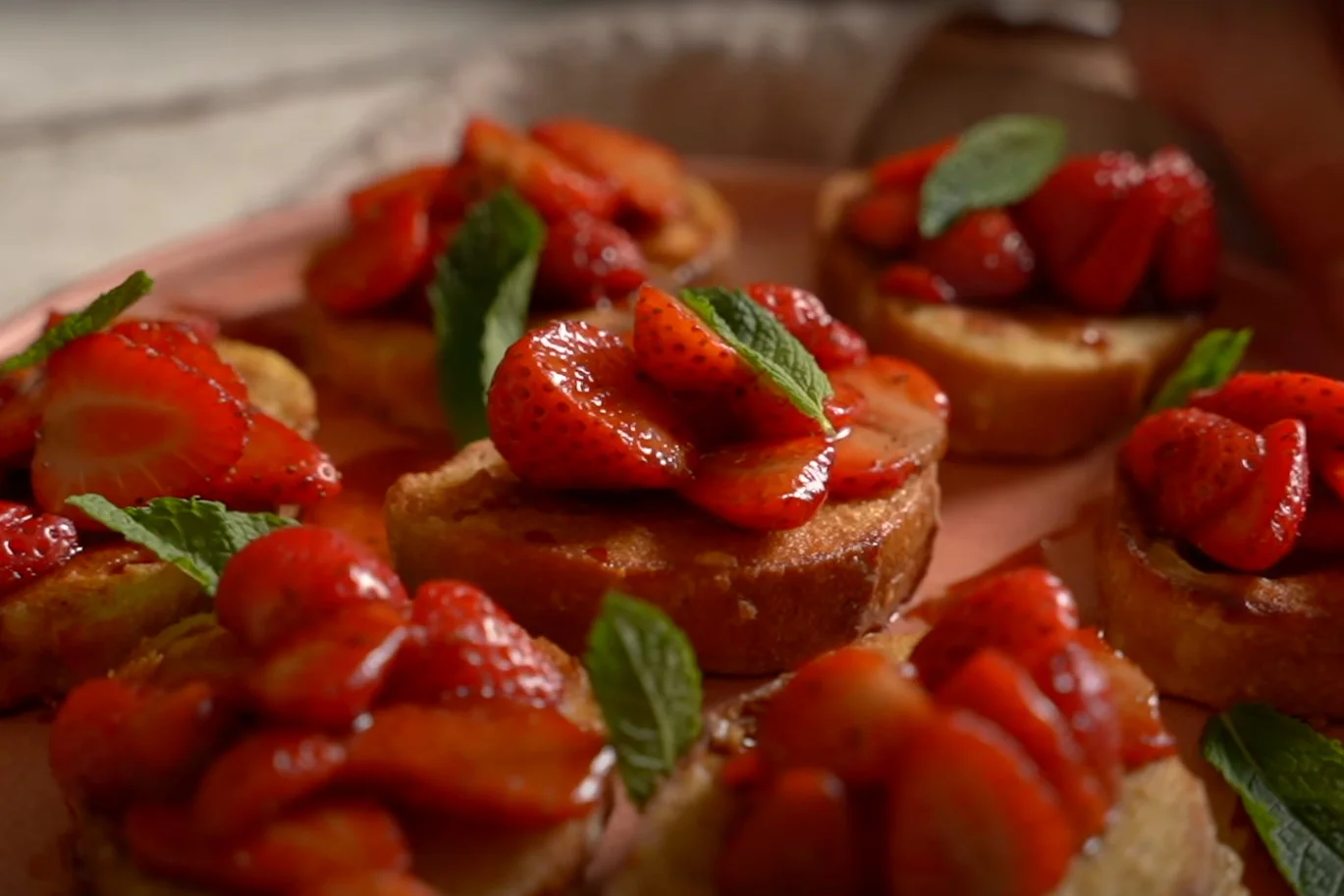 WegeTuba: wegańskie tosty francuskie z truskawkami w balsamico, przepis wegańskie tosty francuskie z truskawkami w balsamico