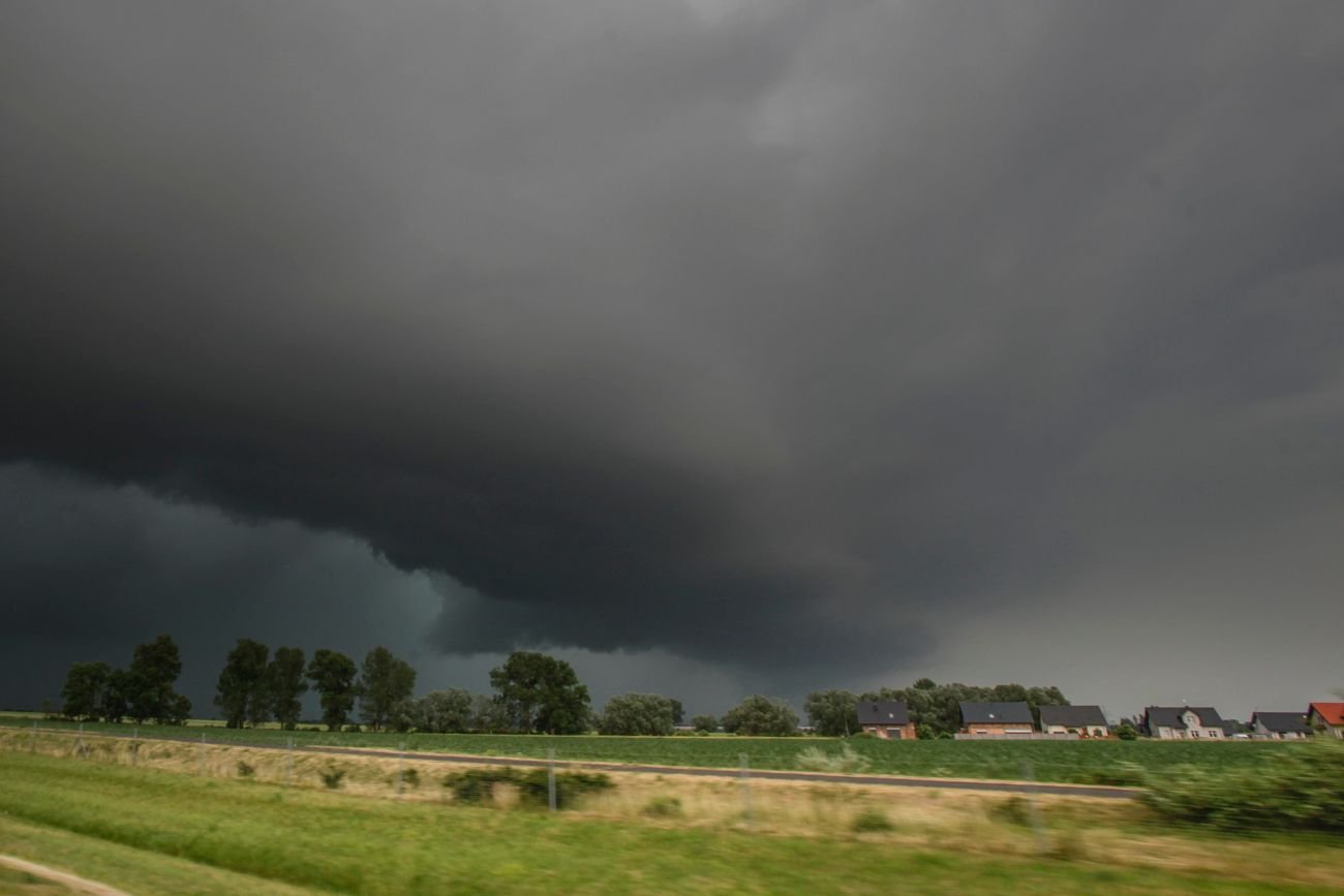 Na Podlasiu w środku dnia zrobiło się czarno. Potem mieszkańcy zaczęli fotografować niebo
