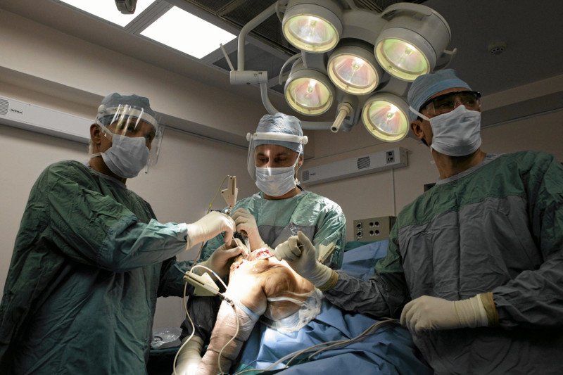 Wszczepienie endoprotezy stawu kolanowego.