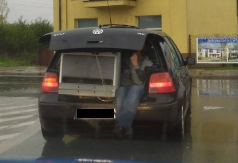 Skarżysko-Kamienna: mężczyzna asekurował w bagażniku lodówkę.