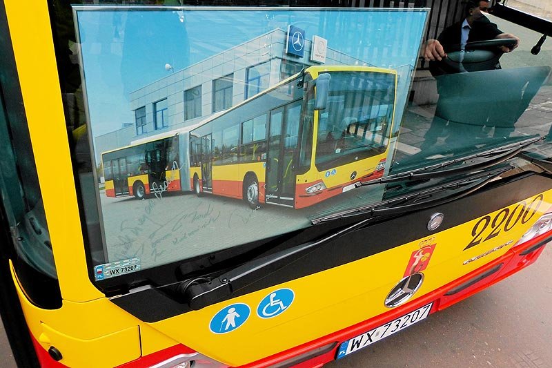 Facebook jest poruszony historią kierowcy warszawskiego autobusu linii 708, który pomógł niewidomemu mężczyźnie.