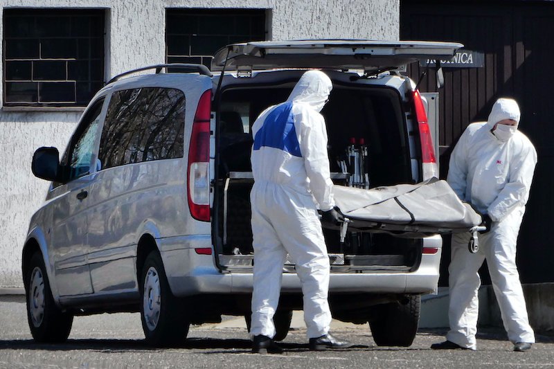 Transport zwłok na cmentarz w Częstochowie podczas epidemii koronawirusa (kwiecień 2020).