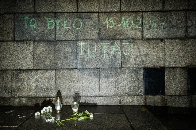 W tym miejscu przed Pałacem Kultury w Warszawie samopodpalenia dokonał Piotr Szczęsny.