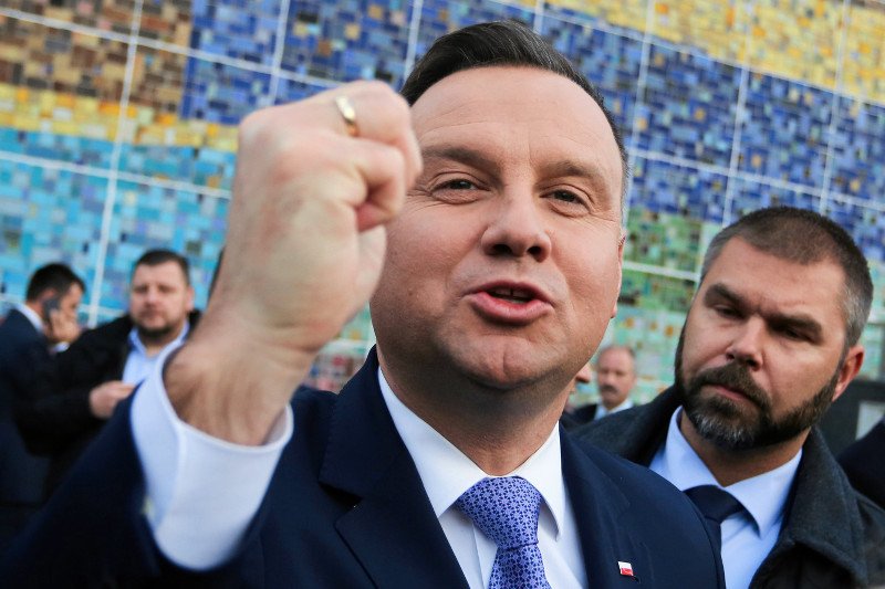 Rządzącym politykom rośnie, opozycji maleje.