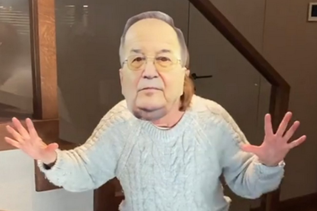 Maria Winiarska w masce Tadeusza Rydzyka. [WIDEO]