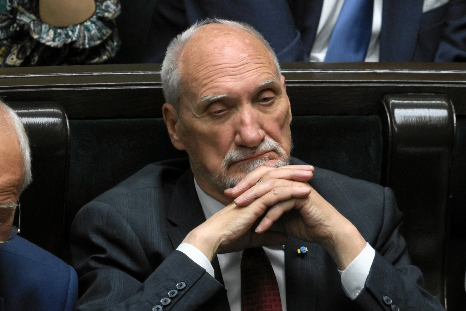 Antoni Macierewicz z zarzutami. W tle katastrofa smoleńska