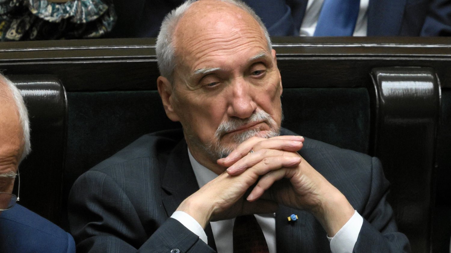 Antoni Macierewicz z zarzutami. W tle katastrofa smoleńska