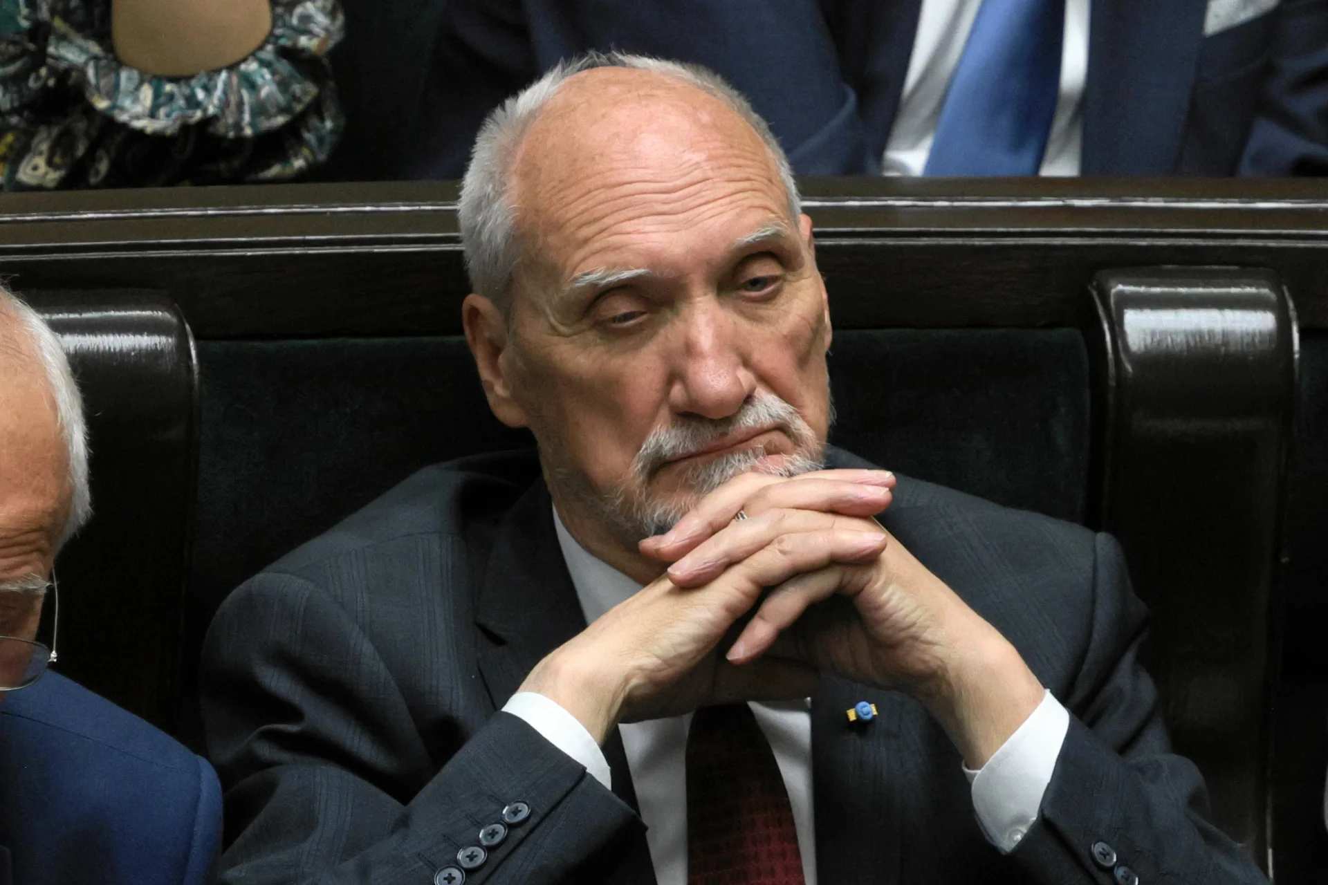 Antoni Macierewicz z zarzutami. W tle katastrofa smoleńska