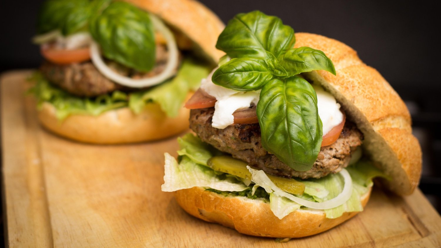 Vege mięsa nie zjesz, ale kiełbasę i burgera już tak Vege mięsa nie zjesz, ale kiełbasę i burgera już tak