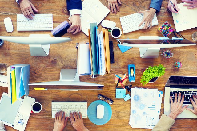 Internet zmienia podejście do wielu dziedzin, sposobu słuchania muzyki, a przede wszystkim zarabiania