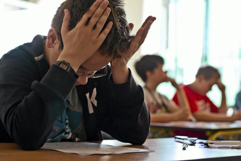 Katecheza na pierwszej lub ostatniej lekcji w wielu szkołach jest tylko teorią. Marnowany jest czas dzieci, które nie uczestniczą w zajęciach religijnych. W czasie katechezy muszą siedzieć w świetlicy, bibliotece, a nawet na korytarzu.