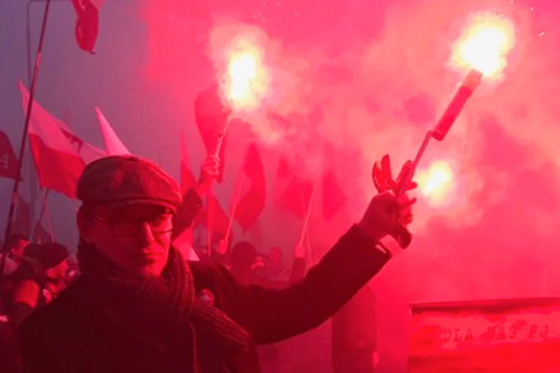 Cezary Gmyz został upomniany za odpalenie racy przez szefa "Wiadomości". Dziennikarz twierdzi, że nie złamał prawa o zgromadzeniach i... może mieć rację.