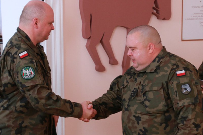 Nowy dowódca 14. Suwalskiego Dywizjonu Artylerii Przeciwpancernej ppłk Krzysztof Świderski to ten po prawej.