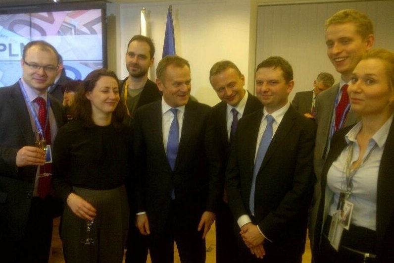 Donald Tusk z członkami delegacji, którzy "w cieniu" dokonywali wszelkich wysiłków, by zrealizować Polski cel w negocjacjach. Ignacy Niemczycki trzeci od lewej