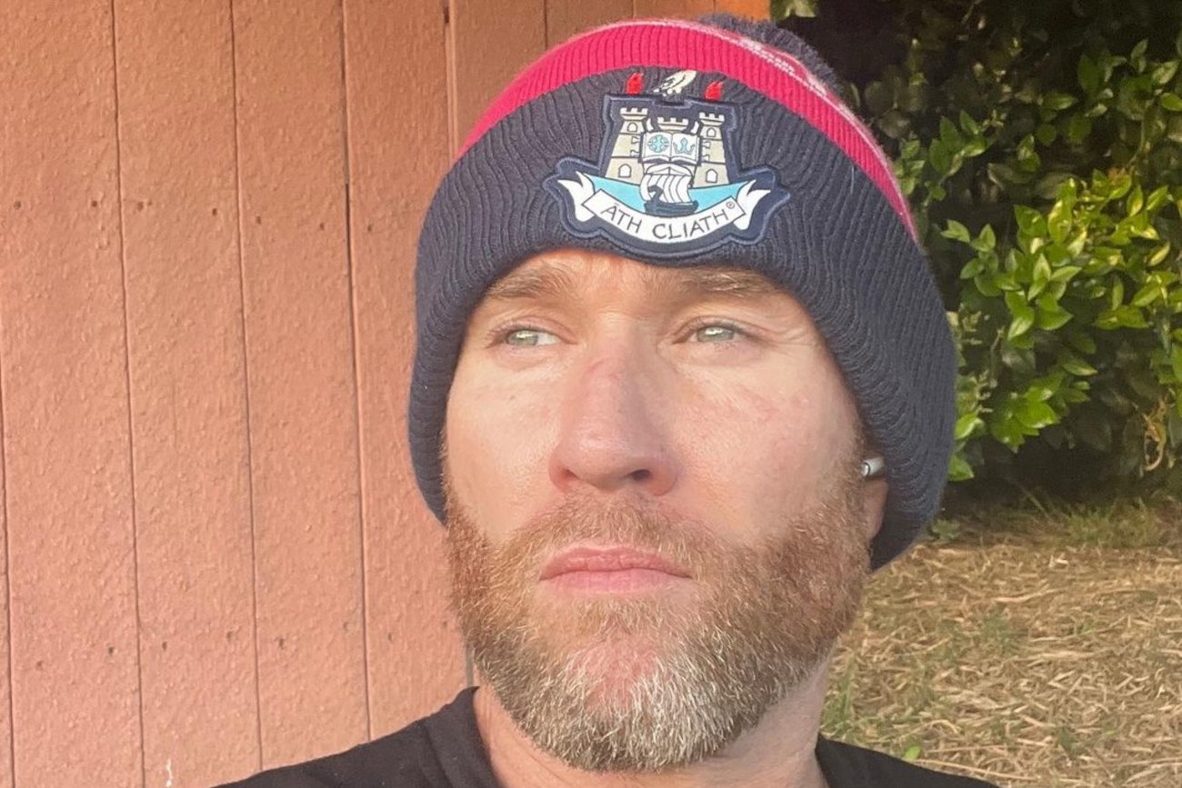 Josh Hooks przez strajk aktorów musiał zacząć pracować na kasie i sprzątać mieszkania kolegów.