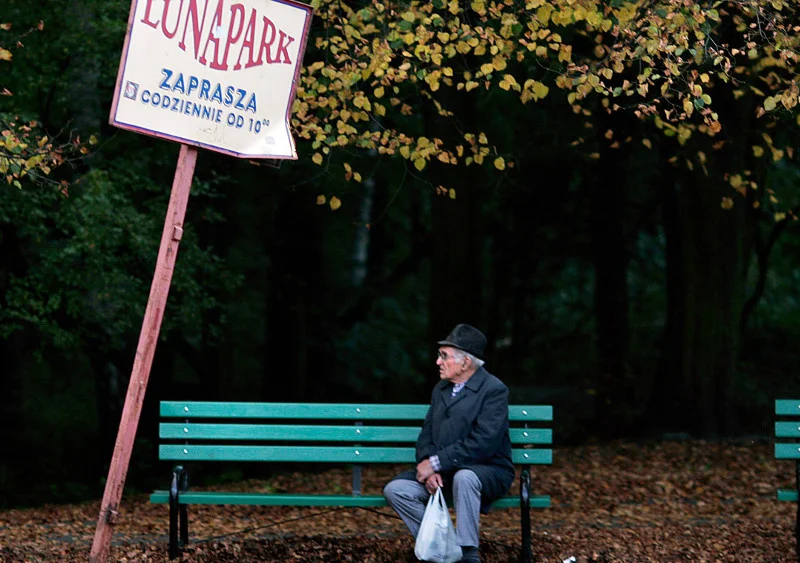 Starsi mężczyźni równie często, co kobiety szukają miłości w gazetach