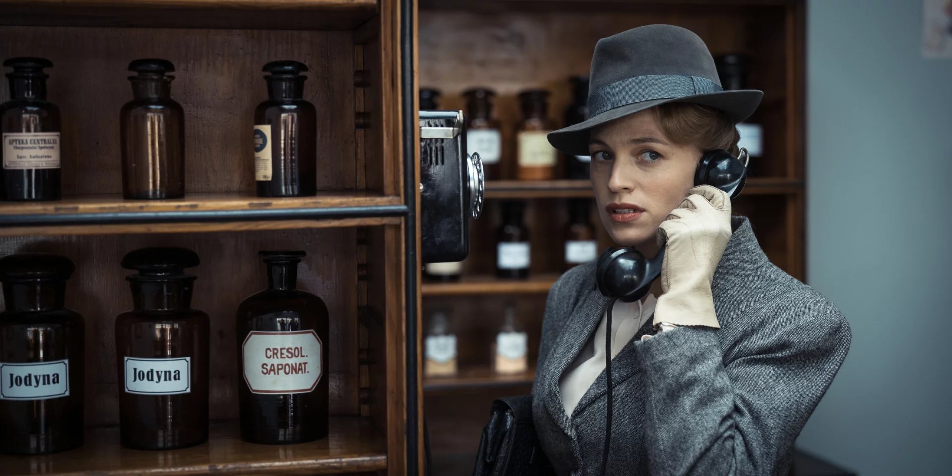 W jedną z ról wcieliła się francuska aktorka Julie Engelbrecht. Film jest trójjęzyczny: bohaterowie rozmawiają po angielsku, niemiecku i oczywiście polsku