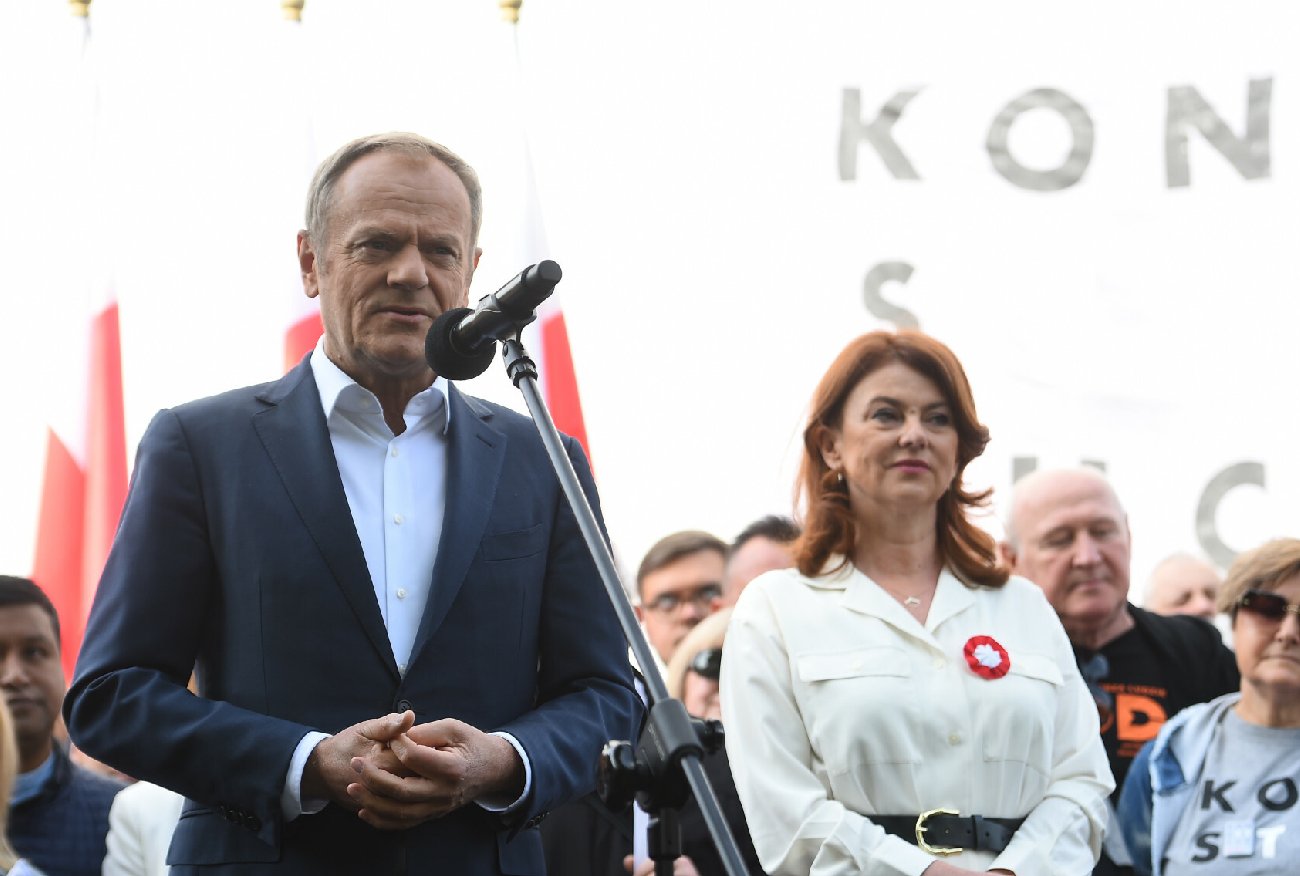 Donald Tusk: Flaga jest powodem do dumy Polaków, a nie partii rządzącej.