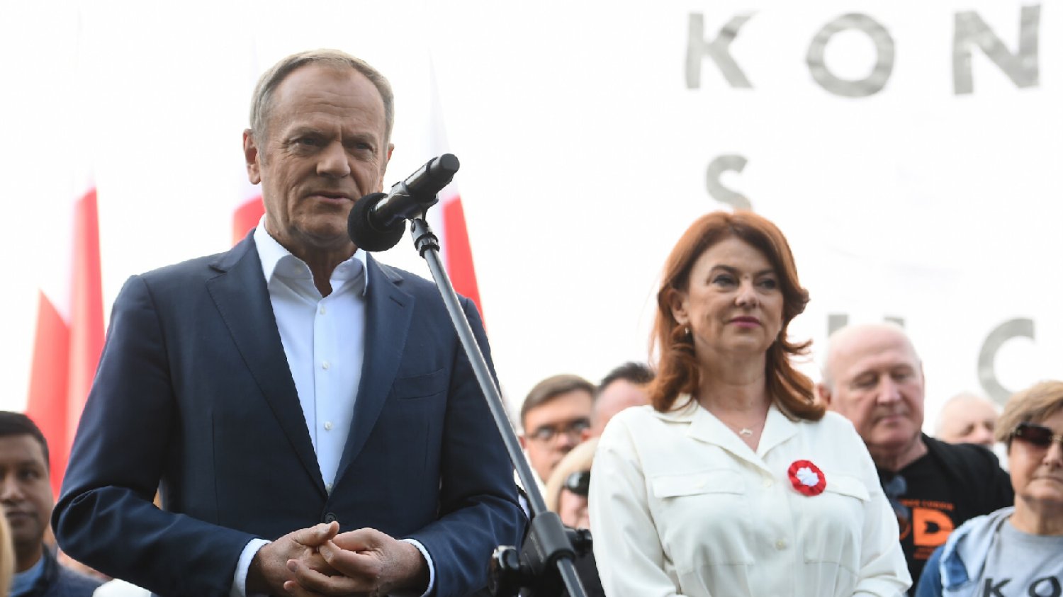 Donald Tusk: Flaga jest powodem do dumy Polaków, a nie partii rządzącej.