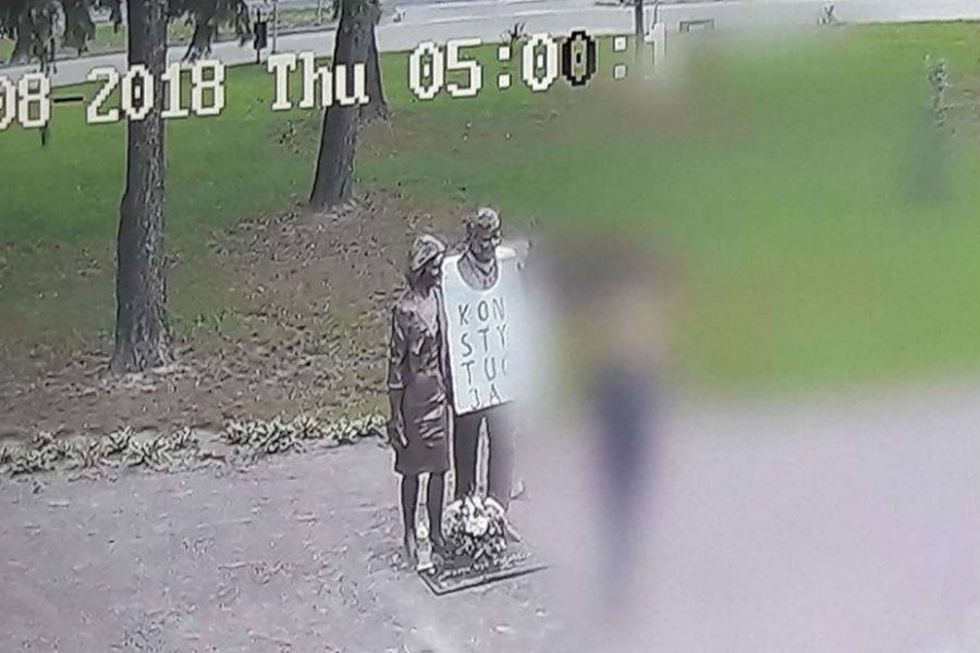 Mężczyzna, który zawiesił na pomniku Lecha Kaczyńskiego papierową koszulkę, dostał zarzut znieważenia pomnika.