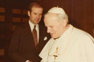 Dlaczego matka Bidena zakazał mu całować pierścień papieża?