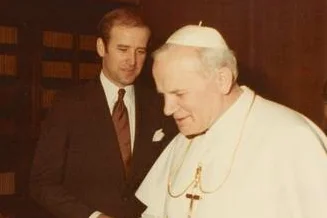 Dlaczego matka Bidena zakazał mu całować pierścień papieża?