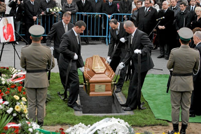 Paweł Deresz zdecydowanie sprzeciwiał się ekshumacji żony, która zginęła w katastrofie pod Smoleńskiem. Teraz śledczy nie będą liczyć się z jego zdaniem.