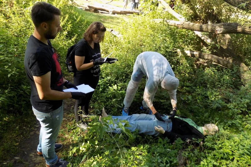 Podczas symulacji oględzin uczestnicy mogą przekonać się na własnej skórze jak wygląda praca technika kryminalistyki i jak wielkiej cierpliwości wymaga to zajęcie
