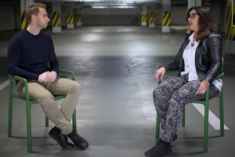 Praca opiekunki dla starszych ludzi to robota pełna wyrzeczeń.