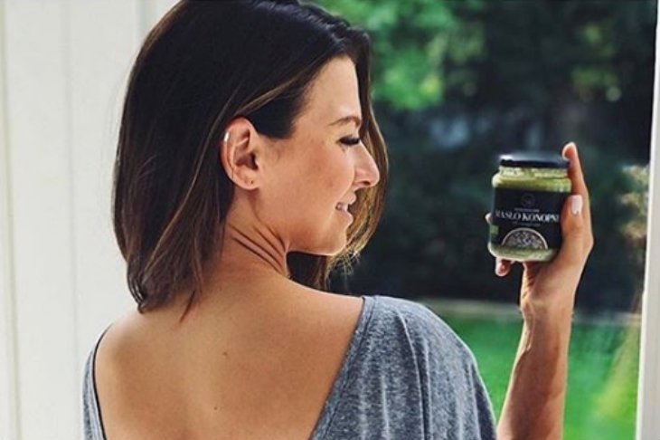 Anna Lewandowska oferuje masło z ziaren konopi za 35 zł.