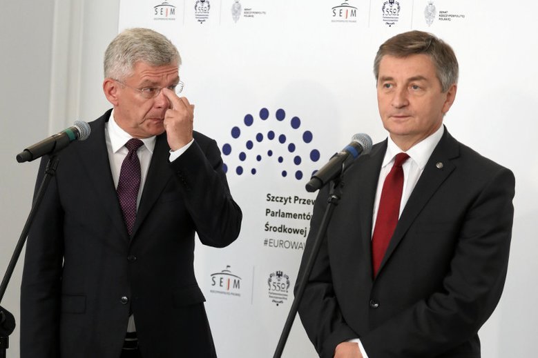 Obaj marszałkowie mijali się z prawdą twierdząc, że nigdy nie zabierali członków rodziny na pokład rządowego samolotu. Co chwila na jaw wychodzą nowe fakty.