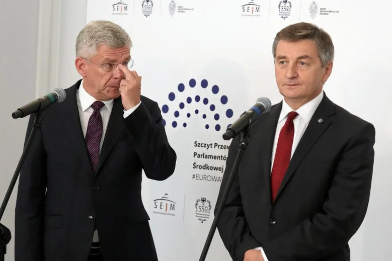 Obaj marszałkowie mijali się z prawdą twierdząc, że nigdy nie zabierali członków rodziny na pokład rządowego samolotu. Co chwila na jaw wychodzą nowe fakty.