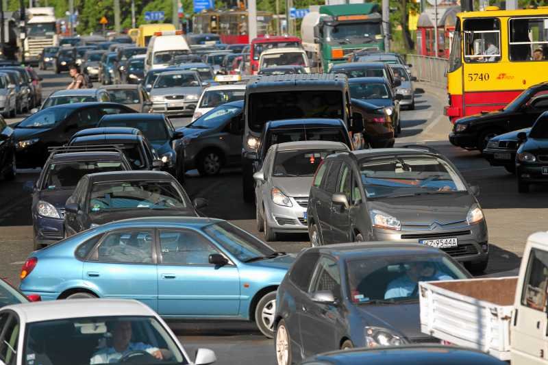 Europejski Dzień bez Samochodu to dla większości kierowców dzień, jak każdy inny. Spory ruch, korki, zatłoczone parkingi pod sklepami - tak Polacy obchodzą ten dzień