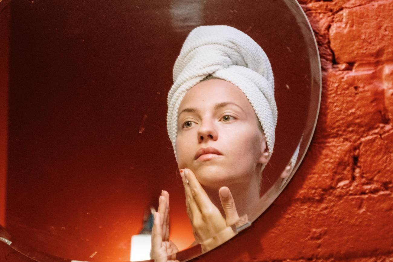 Kanapka nawilżająca to sposób na gładką skórę. Oto jak nakładać kosmetyki