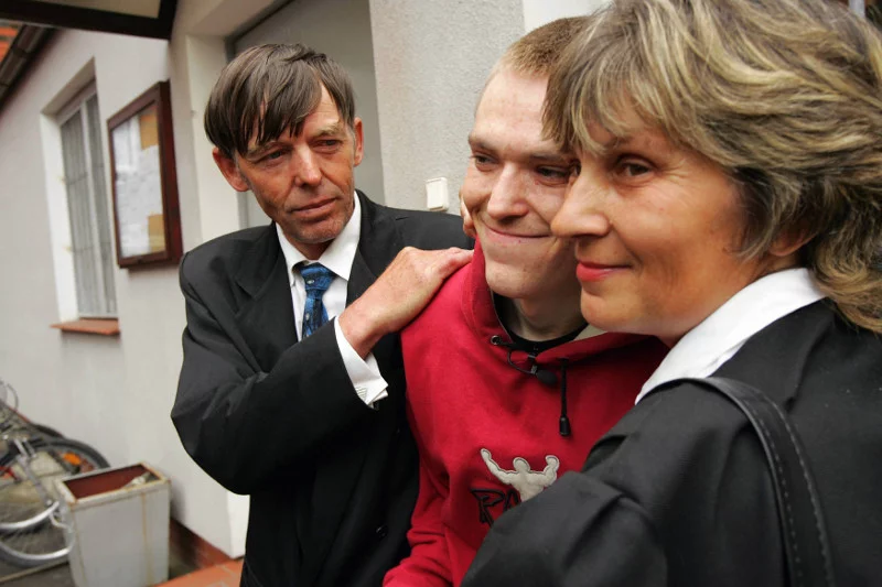 Zdjęcie z 2006 r., Starogard Gdański, Tomasz Kułaczewski (w środku) po wyjściu na wolność po 4 latach niesłusznego pobytu w więzieniu za zabójstwo, którego nie dokonał.