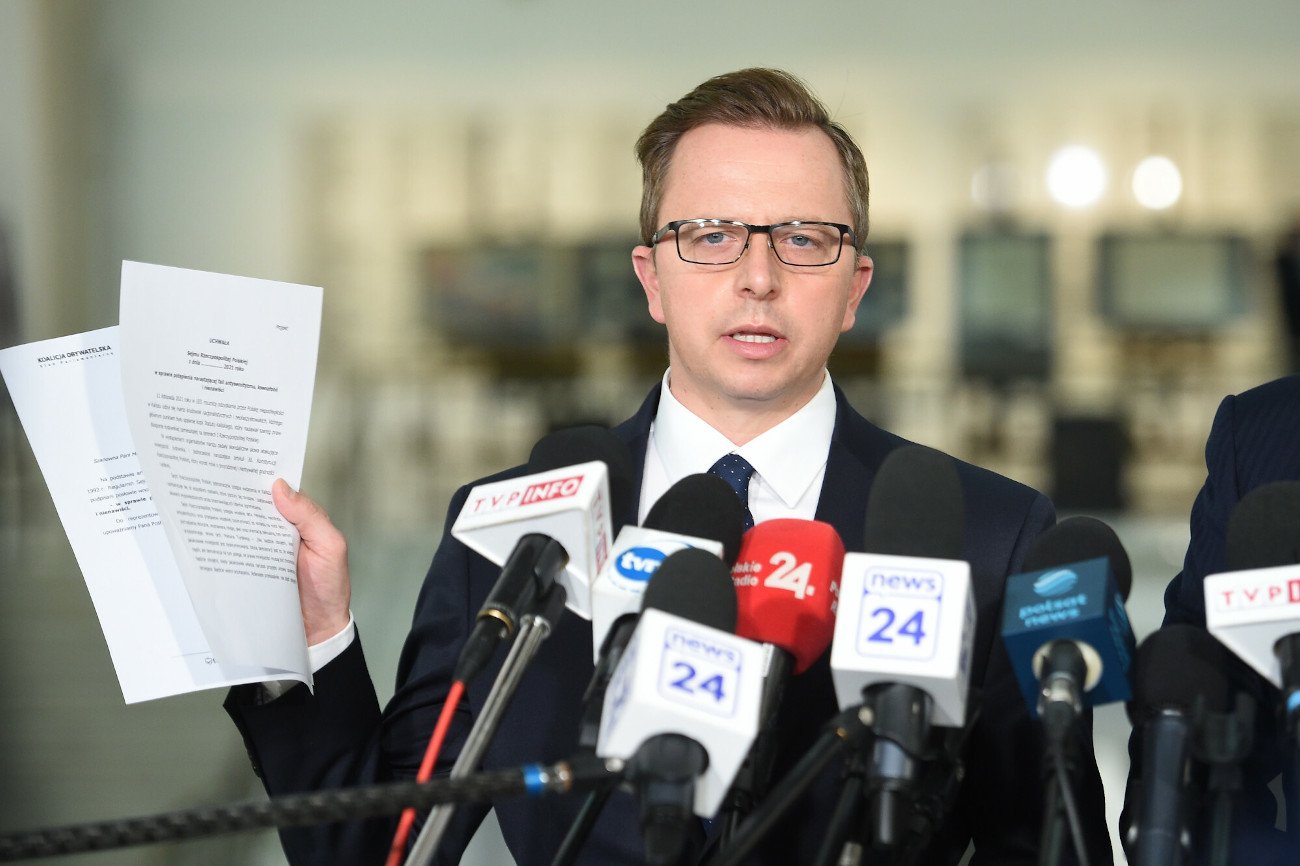 Poseł Dariusz Joński wyszedł ze studia TVP Info.