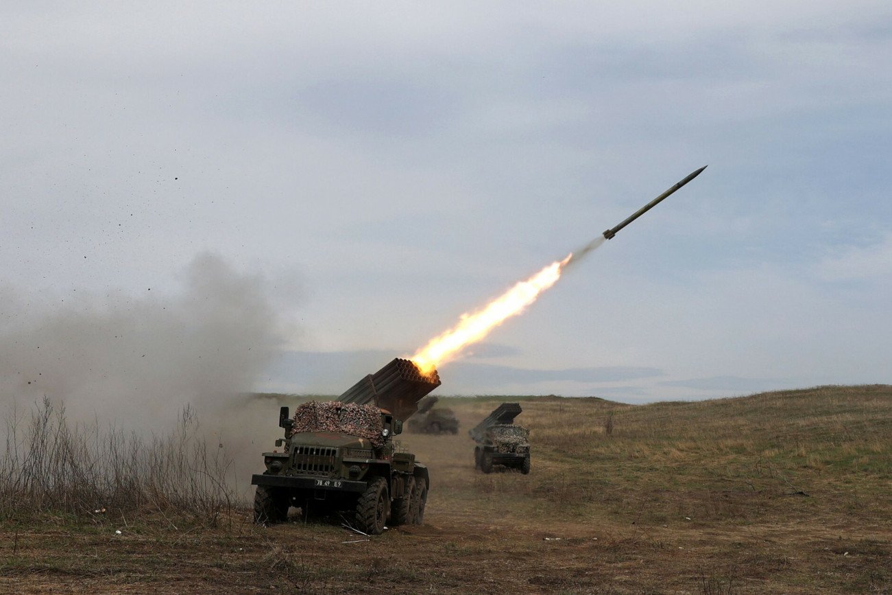 Rosja realizuje nową taktykę. Ataki na składy sprzętu wojskowego Ukrainy.