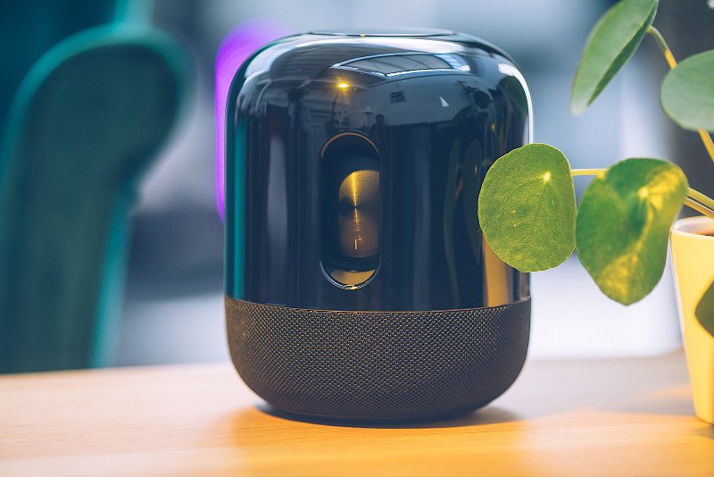 Huawei Sound X to inteligentny bezprzewodowy głośnik z przestrzennym dźwiękiem, który jest wspólnym dziełem koncernu Huawei i firmy  Devialet