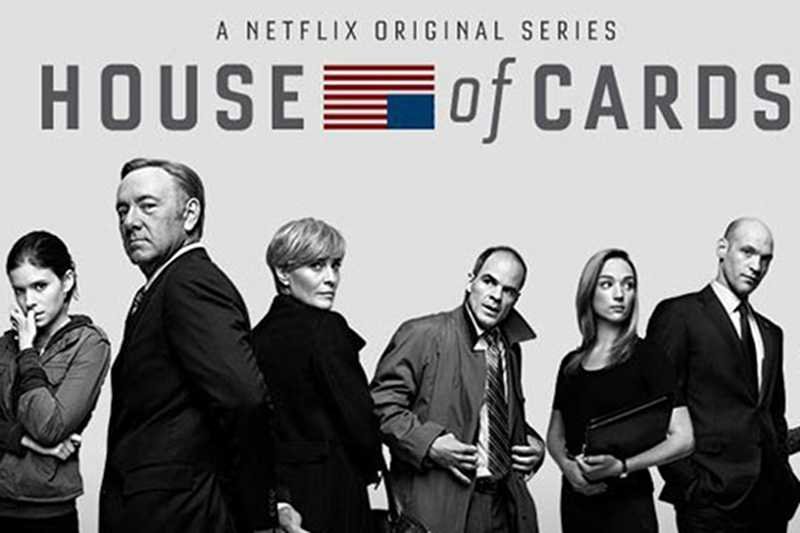 Grupa Hatak udostępnia darmowe napisy do amerykańskiego serialu "House of Cards". Niektórzy internauci atakują ich, że w dwa tygodnie po premierze nie ma gotowych napisów do wszystkich 13 odcinków.