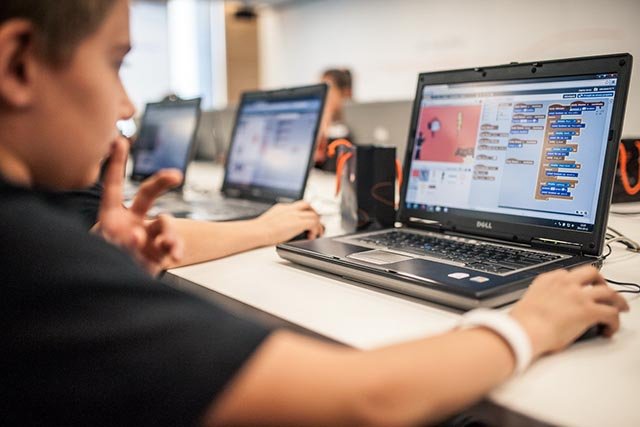 Dla dzieci internet jest takim samym narzędziem jakim dla ich rodziców kiedyś był telefon stacjonarny.