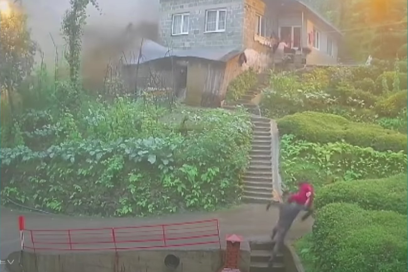 Turcja. Mężczyzna w ostatniej chwili uciekł przed powodzią.