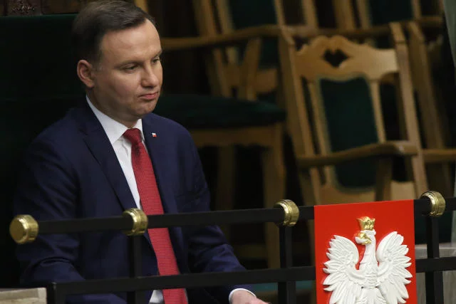 Prezydent Duda nie napawa dumą tych, którzy teoretycznie powinni stać za nim murem.