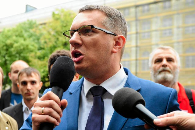 Prokuratura twierdzi, że Przemysław Wipler kopał policjantów