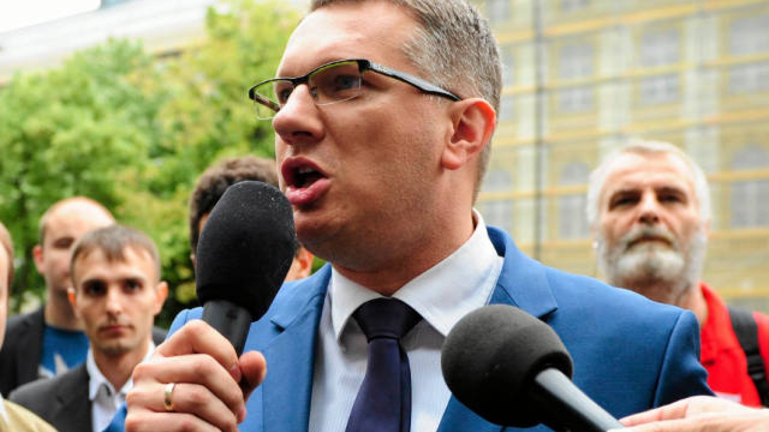 Prokuratura twierdzi, że Przemysław Wipler kopał policjantów