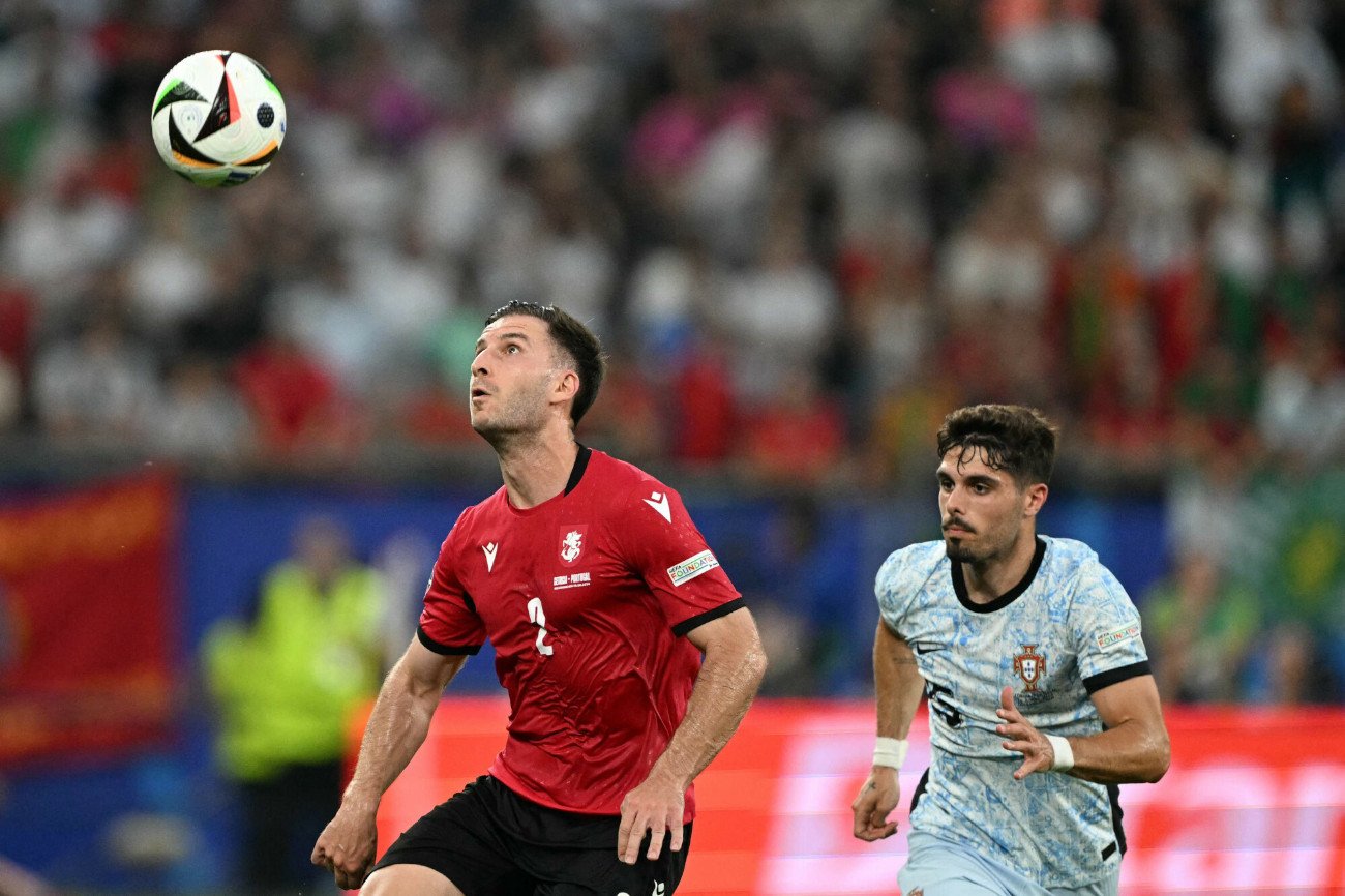 Otar Kakabadze (z lewej) jest pewnym punktem reprezentacji Gruzji podczas Euro 2024. Na co dzień gra w Cracovii.