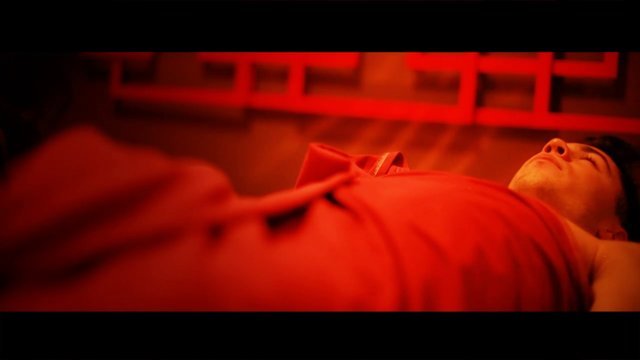 Osoby korzystające z ganbanyoku są ubrane w rodzaj lekkiego, bawełnianego kimona lub korzystają z własnego stroju sportowego. Taki sposób pozwala na komfortowe skorzystanie z ganbanyoku dla osób, dla których naturalna nagość w tradycyjnych saunach jest cz