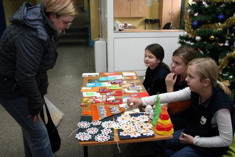 Kiermasz kartek świątecznych zrobionych przez uczniów oraz niepełnosprawnych artystów z Wrocławia.